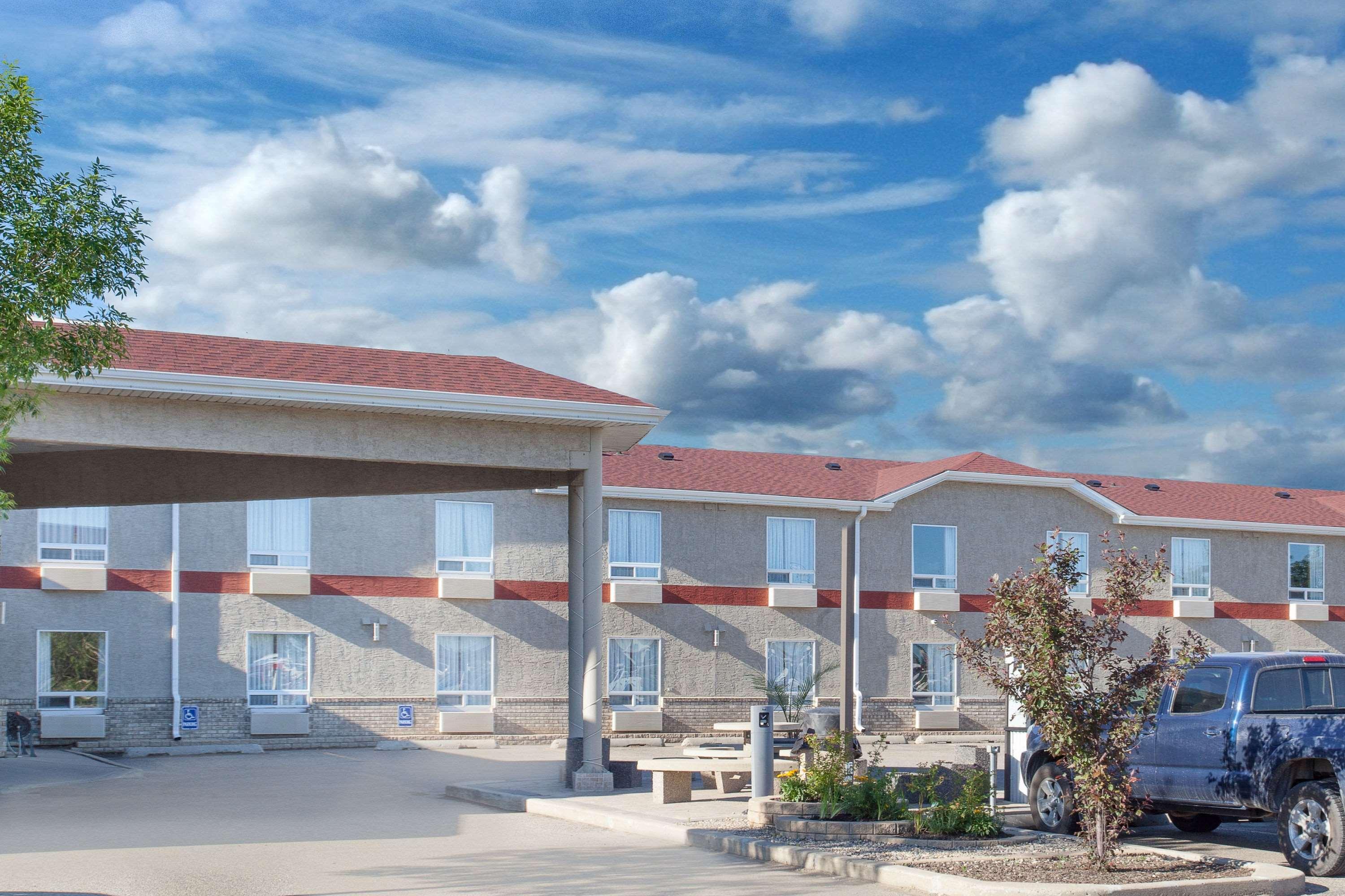Motel Super 8 By Wyndham Brandon Mb Exterior foto